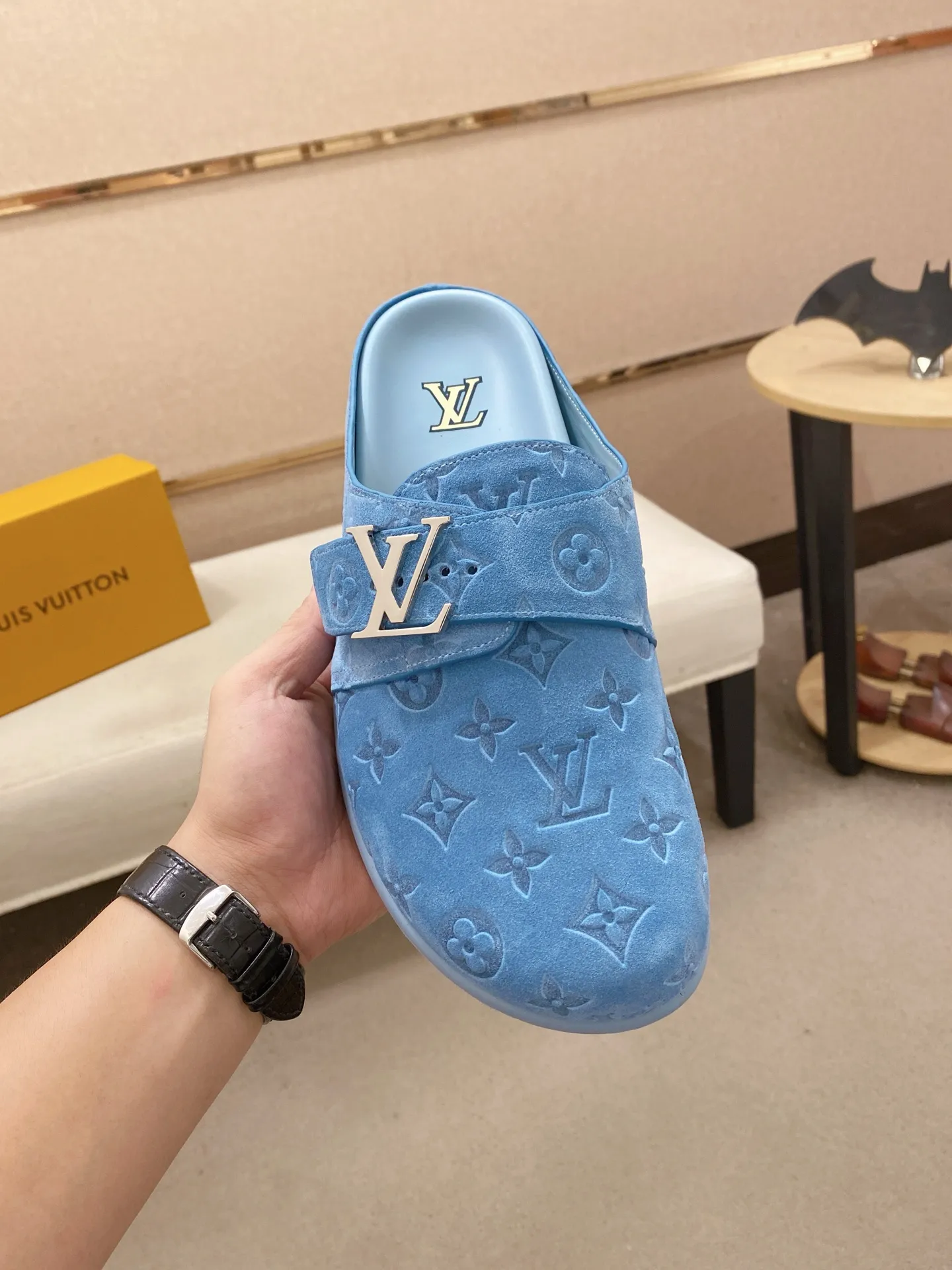Men's shoes💰: 220💰38-45, LV Easy 2025 new men's casual sandals and slippers, made of suede cow leather, with Monogram pattern to highlight the trendy style. Adjustable straps illuminated with LV letters, while a resilient insole and micro outsole provide lightweight comfort. Made of suede cow leather with embossed Monogram pattern and brand element metal hardware✅Adjustable straps➕Tough insole‼ ️Micro outsole. Comfortable and easy to wear‼ ️